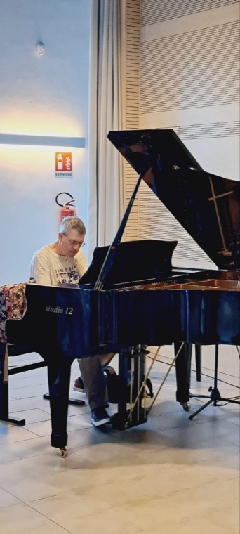 Jos&eacute; Sanchez Polani, maestro di pianoforte a Studio 5