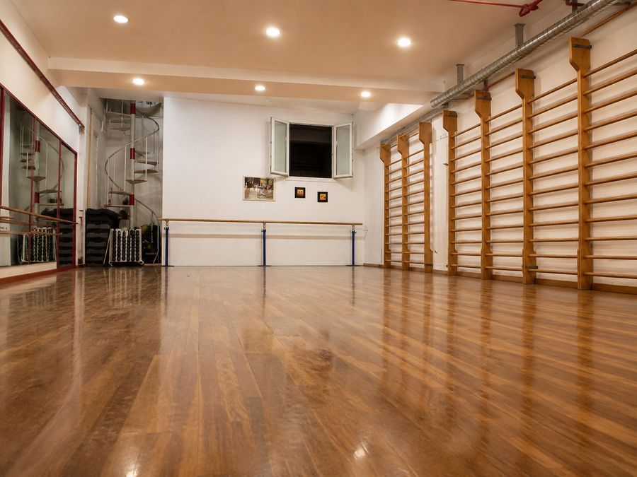 La sala allestita per la danza, con parquet, sbarre e specchi