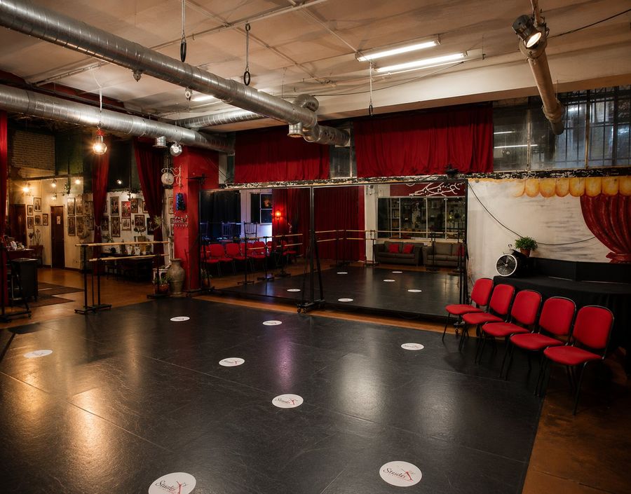 La sala allestita per prove ed eventi, con pavimento tecnico